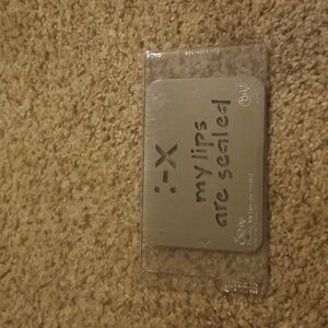 Sizzix Simple Impressions Embossing Folder Phrase, My Lips are sealed.